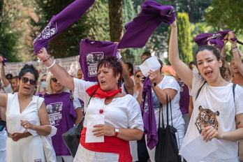 Gipuzkoako adinekoen egoitzetako langileak ‘Pobre de mi’ kanta bertsionatzen, Diputazioaren aurrean protestan. 