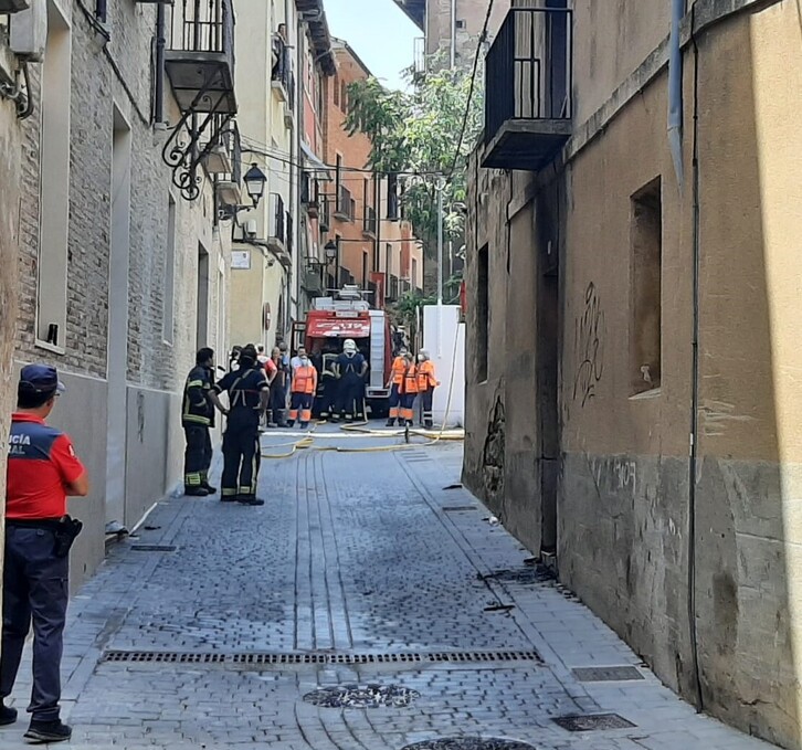 El incendio se registró en un edificio de la calle Portal de Tutera. 