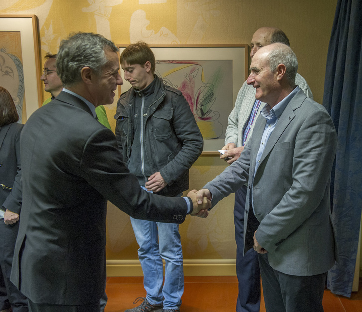Imagen de archivo de Iñigo Urkullu estrechando la mano a Adolfo Estavillo, nuevo alcalde de Trebiñu.