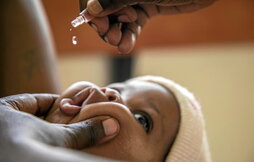 Una bebé recibe una dosis contra la polio en abril de 2020 en Uganda.