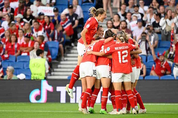 Las austriacas celebran el gol de Billa que les aseguraba el billete a cuartos de final.