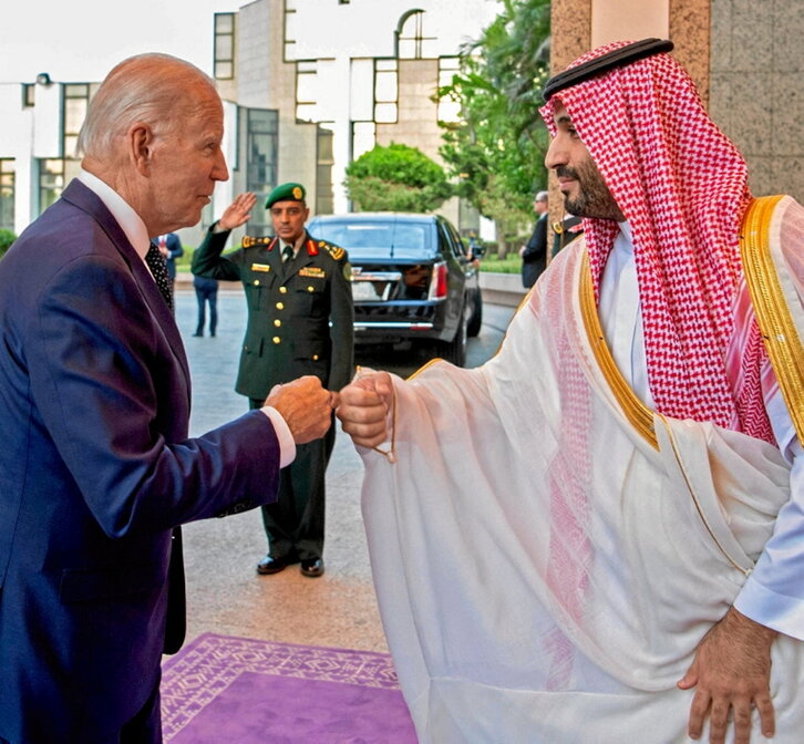 Biden choca el puño con Bin Salman.