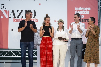 Gloria Zuazola, uruguaya de origen vasca, rodeada de compañeras y compañeros de Sortu que le han rendido homenaje por su solidaridad con el movimiento de liberación de Euskal Herria. 