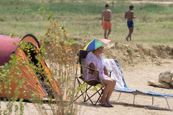 Una mujer se protege del calor en el pantano de Allotz, en Lizarraldea. 