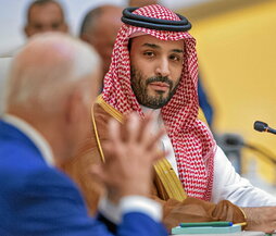 El príncipe saudí Mohamed bin Salman mira al presidente de EEUU, Joe Biden.