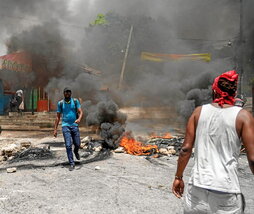 Protesta en Puerto Príncipe contra el alza de precios y la falta de combustible y alimentos.