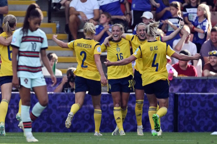 Las futbolistas suecas celebran su segundo gol mientras Jesica Silva se dirige abatida al centro del campo.