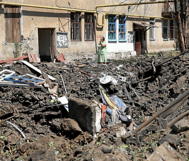 Una mujer ante su casa destruida por un bombardeo en Toretske, Donetsk.