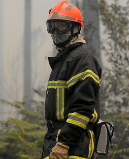 Un bombero en el incendio de las Landas.