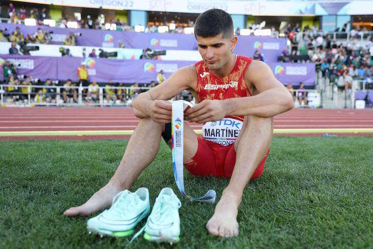 Asier Martínez observa su medalla de bronce en el estadio de Eugene.