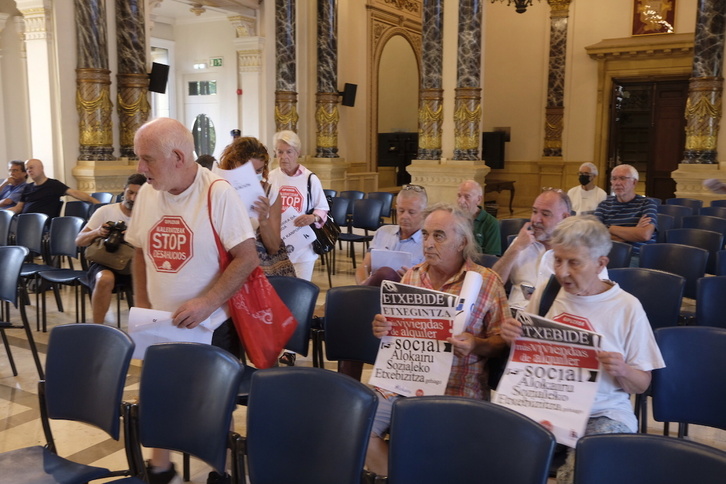 Representantes de colectivos a favor del derecho a la vivienda, en el pleno de hoy en Donostia.