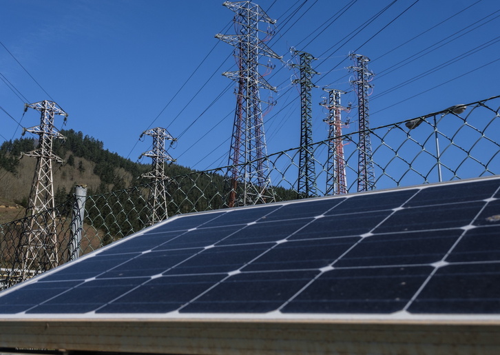 Paneles para producir energía fotovoltaica, en una imagen sin relación con Ezkabarte.