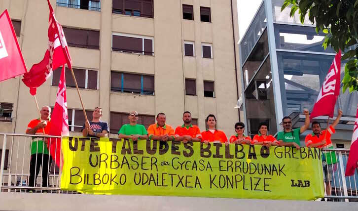 Elkarretaratzea egin du LAB sindikatuak UTE Taludes Bilbao enpresaren egoera salatzeko.