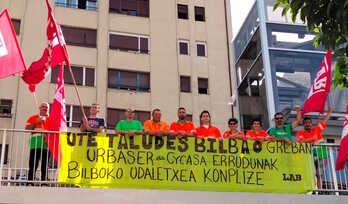 Elkarretaratzea egin du LAB sindikatuak UTE Taludes Bilbao enpresaren egoera salatzeko.