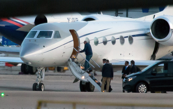 El rey emérito español embarca en un avión en el aeropuerto de Barajas con destino a Abu Dabi el pasado 23 de mayo.