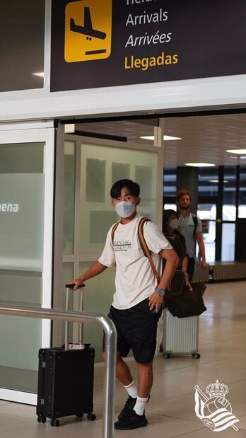 Take Kubo en su llegada al aeropuerto de Hondarribia procedente de Madrid.
