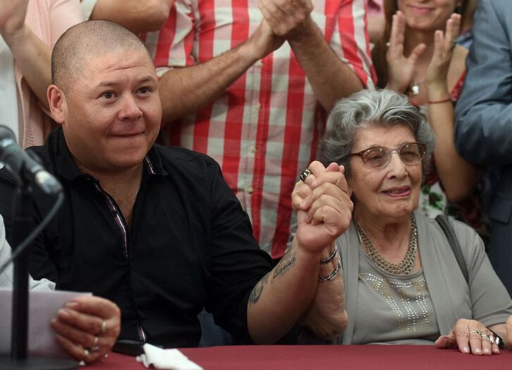 La abuela Delia Giovannola el 1 de diciembre de 2015 en la rueda de prensa para anunciar el hallazgo del nieto Mario Bravo, a su izquierda.