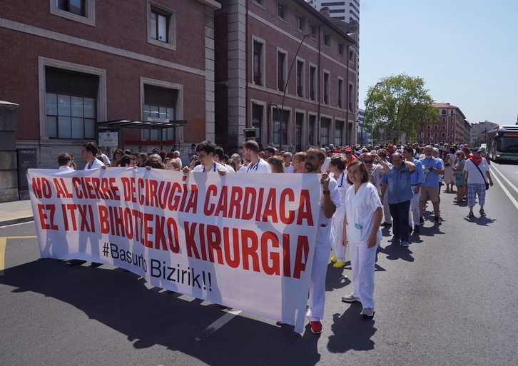 Concentración de protesta realizada en julio en contra el traslado de la unidad de Cirugía Cardíaca de Basurto a Cruces.