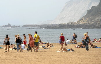 La playa es uno de los mejores lugares para sobrellevar el histórico episodio de calor que vive Euskal Herria.
