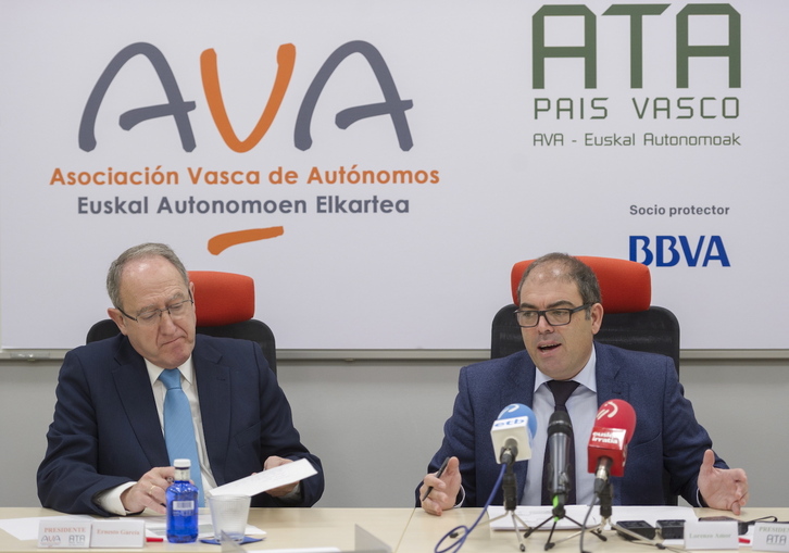 De izquierda a derecha, los presidentes de AVA, Ernesto García, y de ATA, Lorenzo Amor, en una rueda de prensa en Gasteiz.