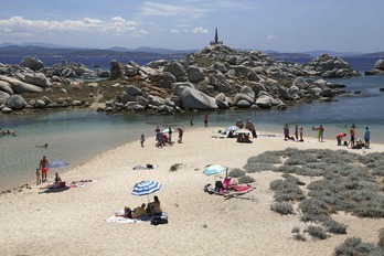 Turistas en las islas Lavezzi, junto a Corsica.