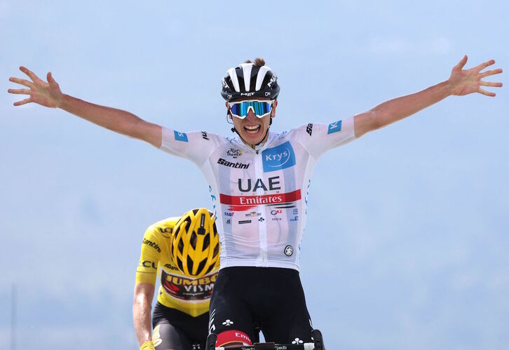 Pogacar celebra su tercera victoria en este Tour por delante de Vingegaard.