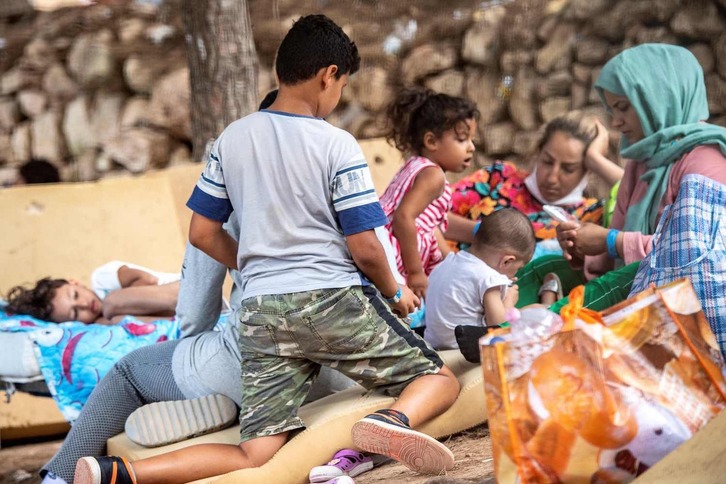 Personas migrantes en un centro de acogida temporal en Lampedusa, archipiélago italiano al sur de Sicilia.