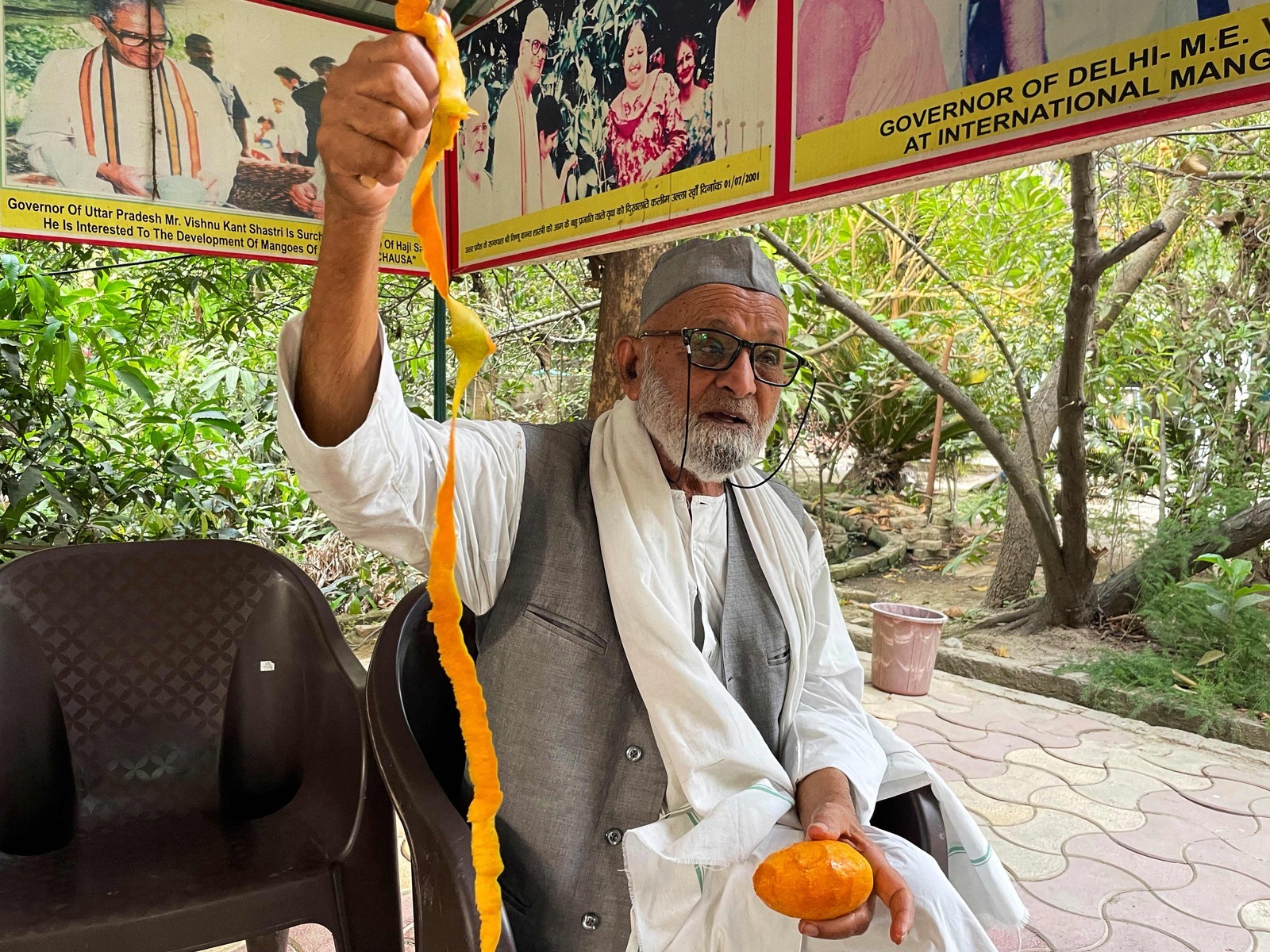 Ullah Khan sostiene la peladura de uno de sus mangos (Maryke VERMAAK/AFP).