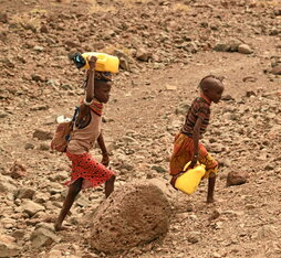 Dos niños buscan agua en plena sequía en África.