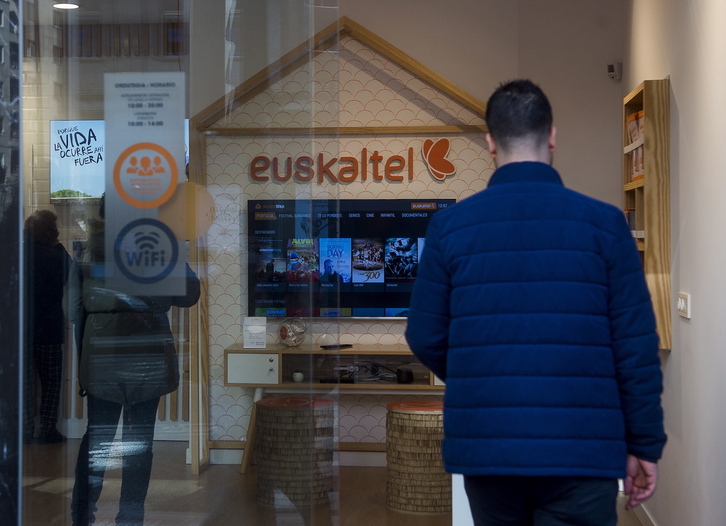 La red de cable de Euskaltel que llega a los hogares está siendo renovada con fibra óptica.