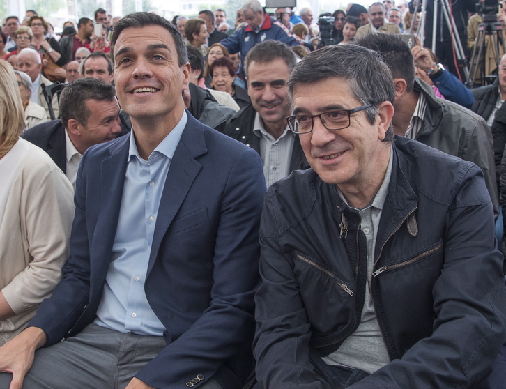 Pedro Sánchez y Patxi López, durante un acto electoral en Donostia.