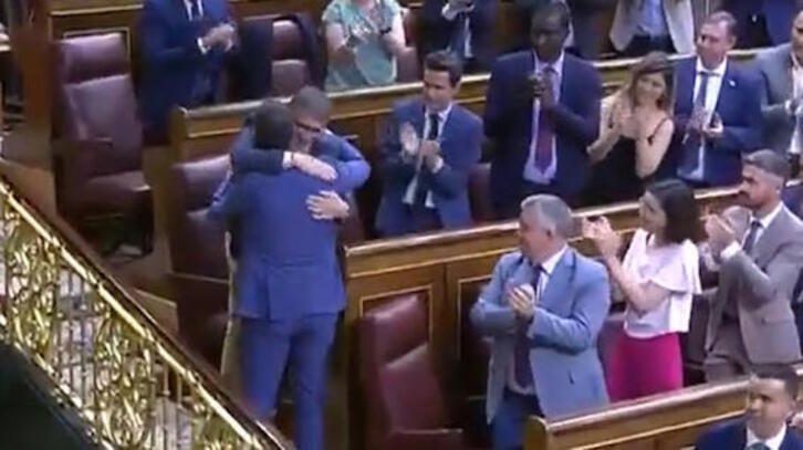 Imagen de televisión del abrazo de Pedro Sánchez a Patxi López en el Debate del Estado de la Nación,