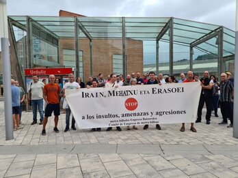 Concentración realizada por los trabajadores de Metro Bilbao en Urduliz para rechazar las agresiones a los empleados.