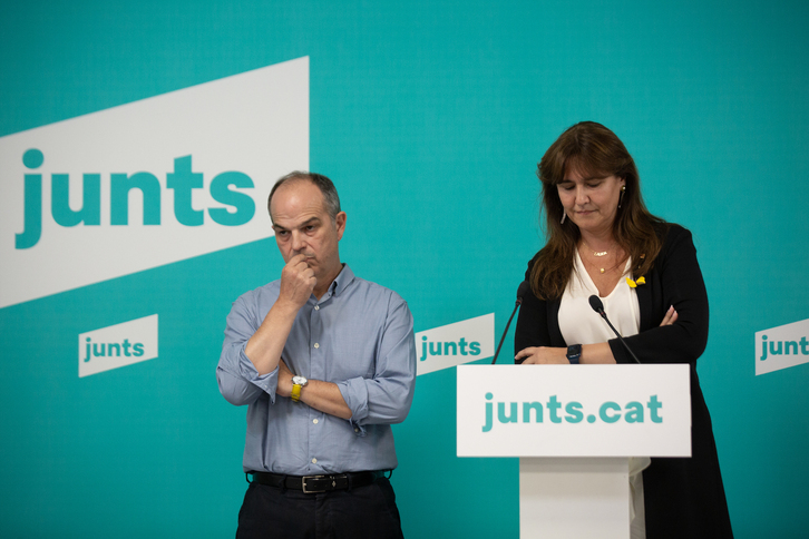 Laura Borràs junto a Jordi Turull, principales dirigentes de Junts, el día en que se conocieron las peticiones fiscales.