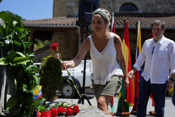 Bea Ilardia y Urko López (EH Bildu), en el momento de la ofrenda floral. 