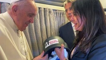 El momento en que el papa ha recibido el casco de Beriain. 