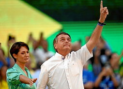 Jair Bolsonaro y su esposa, Michelle Bolsonaro.