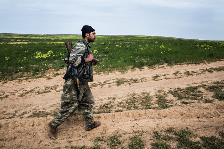 Un miembro de las YPG en la línea del frente en el área de Sarrin, al sur de Kobane, en 2015.