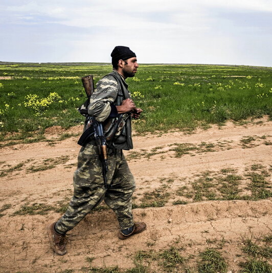 Bajo estas líneas, un miembro de las YPG en la línea del frente en el área de Sarrin, al sur de Kobane, en 2015; Nabil Warda, portavoz de la Guardia Siria de Khabour, y Demhat Brusk y Zilan Tell Tamr, co-comandantes del Consejo Militar de Tell Tamr.