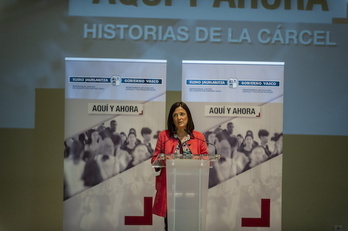 La consejera Beatriz Artolazaba, en un acto con presos dentro de la prisión de Araba.