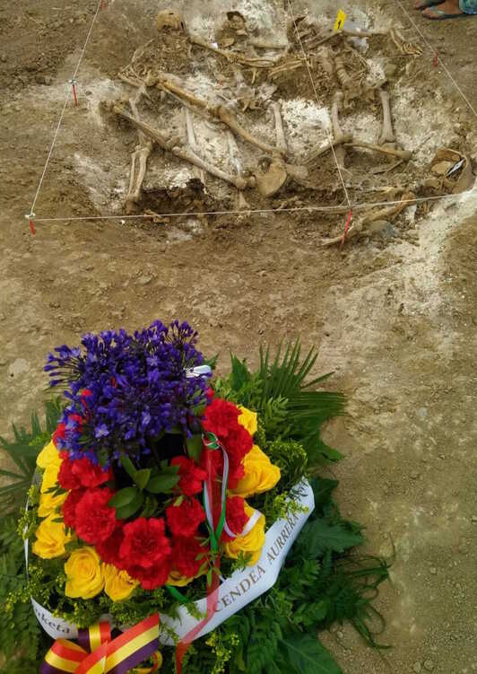 Un ramo de flores junto a los restos hallados en la fosa de Paternain.