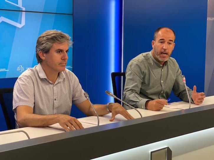 Los parlamentarios de EH Bildu Unai Fernández de Betoño y Josu Estarrona en la rueda de prensa de hoy.