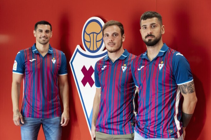 Chema, Bautista y Vadillo posan en las instalaciones de Ipurua con su nueva camiseta.