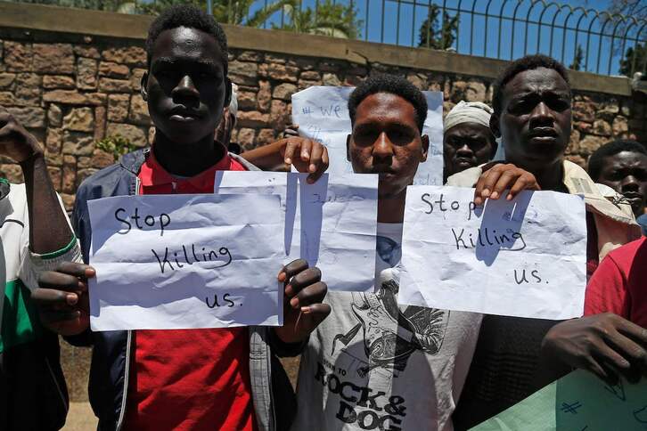 Personas migrantes en una manifestación antirracista en la capital de Marruecos, Rabat, el pasado 28 de junio.