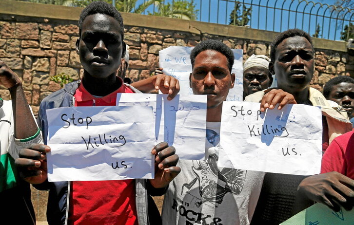 Personas migrantes en una manifestación antirracista en la capital de Marruecos, Rabat, el pasado 28 de junio.