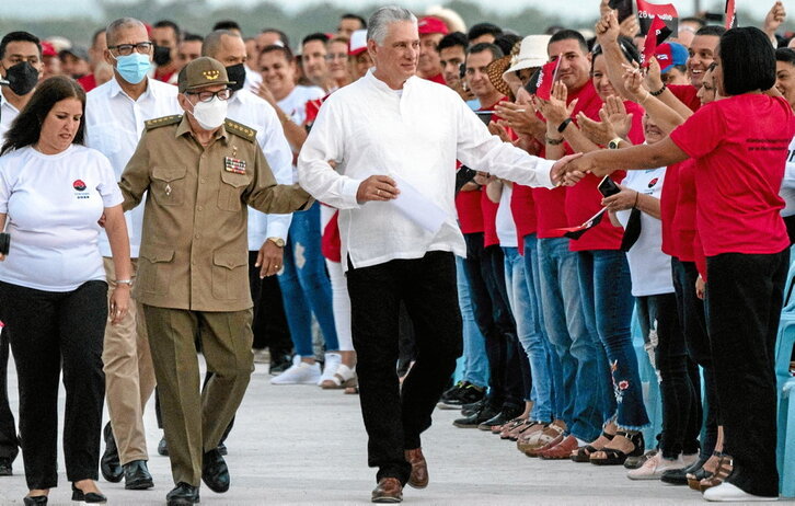 El presidente cubano, Miguel Díaz-Canel, junto al expresidente Raúl Castro ayer en Cienfuegos, en las celebraciones del 26 de Julio.