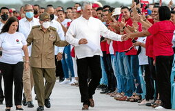 El presidente cubano, Miguel Díaz-Canel, junto al expresidente Raúl Castro ayer en Cienfuegos, en las celebraciones del 26 de Julio.