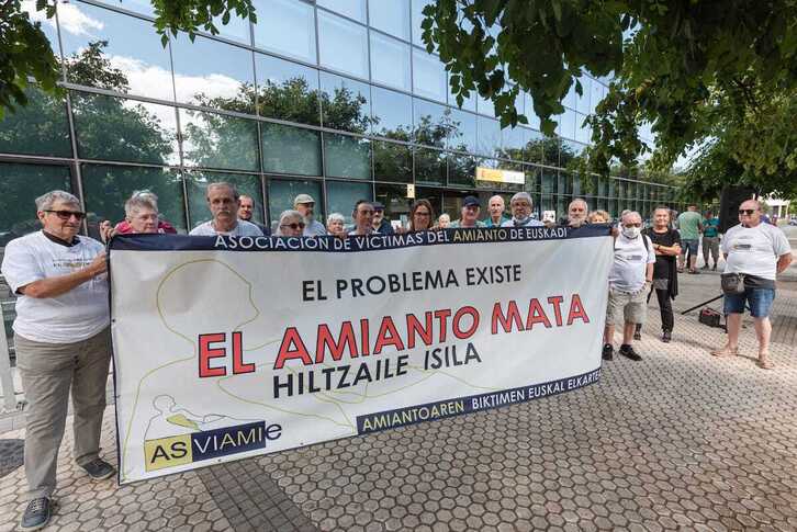 Concentración de Asviamie frente a la sede del INSS de Donostia.