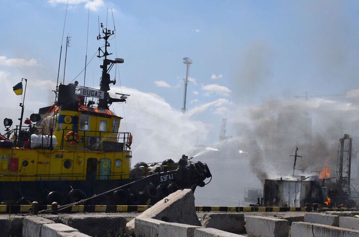 Bomberos ucranianos tratan de apagar el fuego tras un ataque contra el puerto de Odessa atribuido a Rusia el pasado domingo.