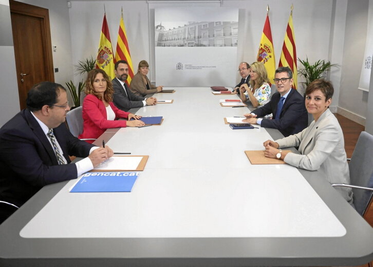 Delegaciones de los ejecutivos catalán y español en la mesa de diálogo, reunida en Madrid.